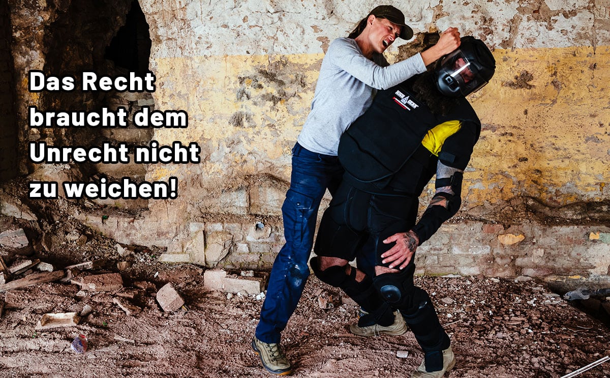 Realistische Selbstverteidigung Frau wehrt sich gegen Mann