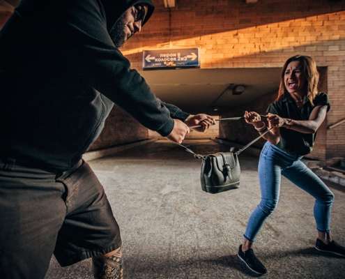 Frau versucht Ihre Handtasche zu schützen
