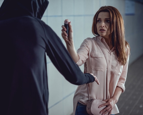 Frau verwendet Pfefferspray gegen Angreifer